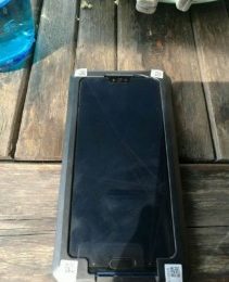Huawei Honor 10 prototype leaks, protected by very bulky case