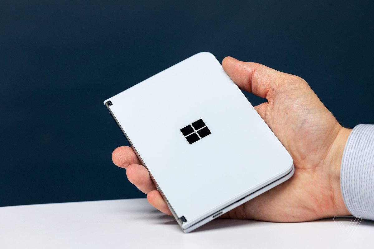 Patent: Microsoft Surface tablet might come with a triple screen option soon