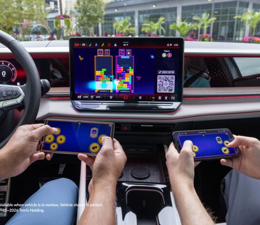 Two people playing Tetris with AirConsole In-Car Gaming in a Volkswagen Atlas
